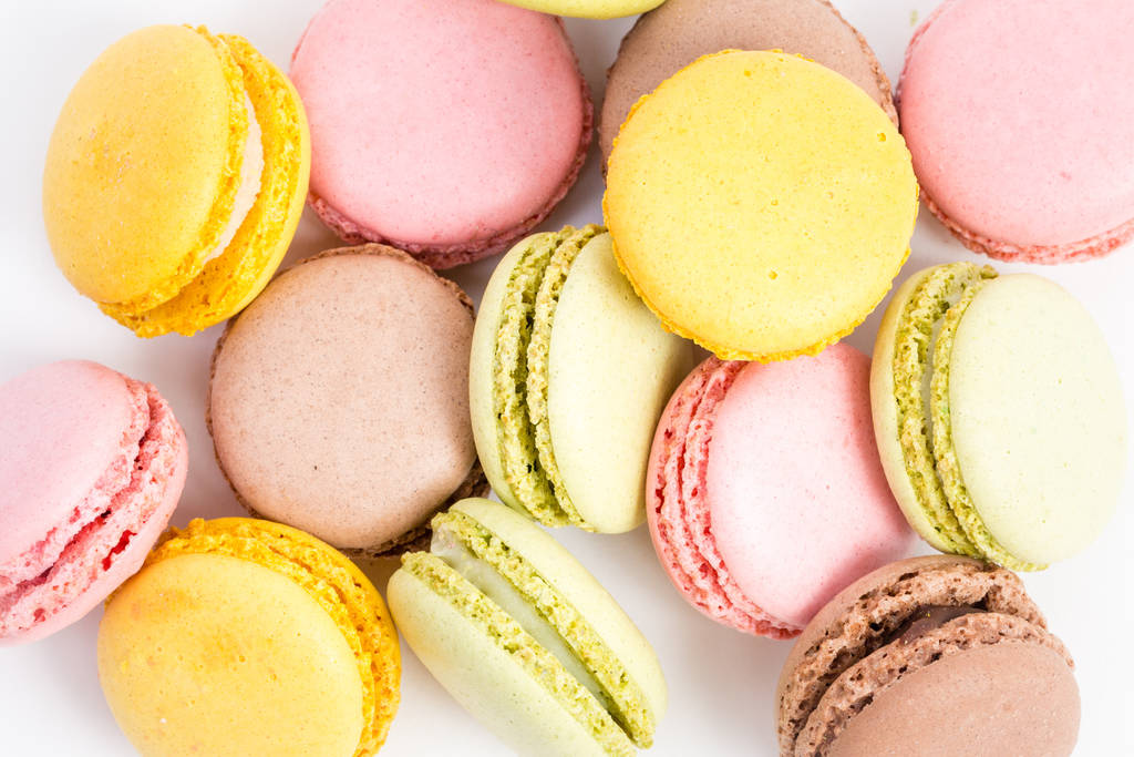 alguns biscoitos coloridos doces contra fundo branco - Foto, Imagem