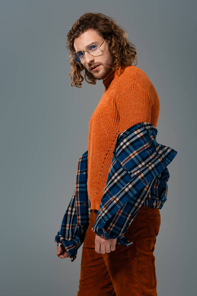 jóképű férfi ing és pulóver néz kamera elszigetelt szürke - Fotó, kép