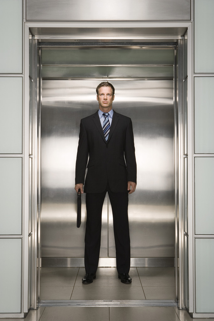 Homme d'affaires debout dans l'ascenseur
 - Photo, image