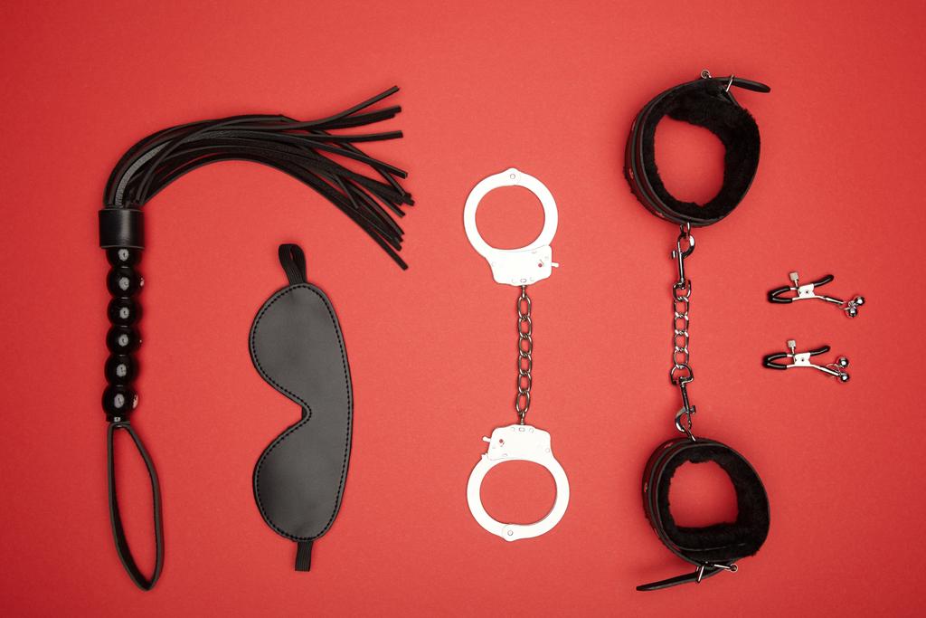Draufsicht auf verschiedene Sexspielzeuge isoliert auf rot - Foto, Bild