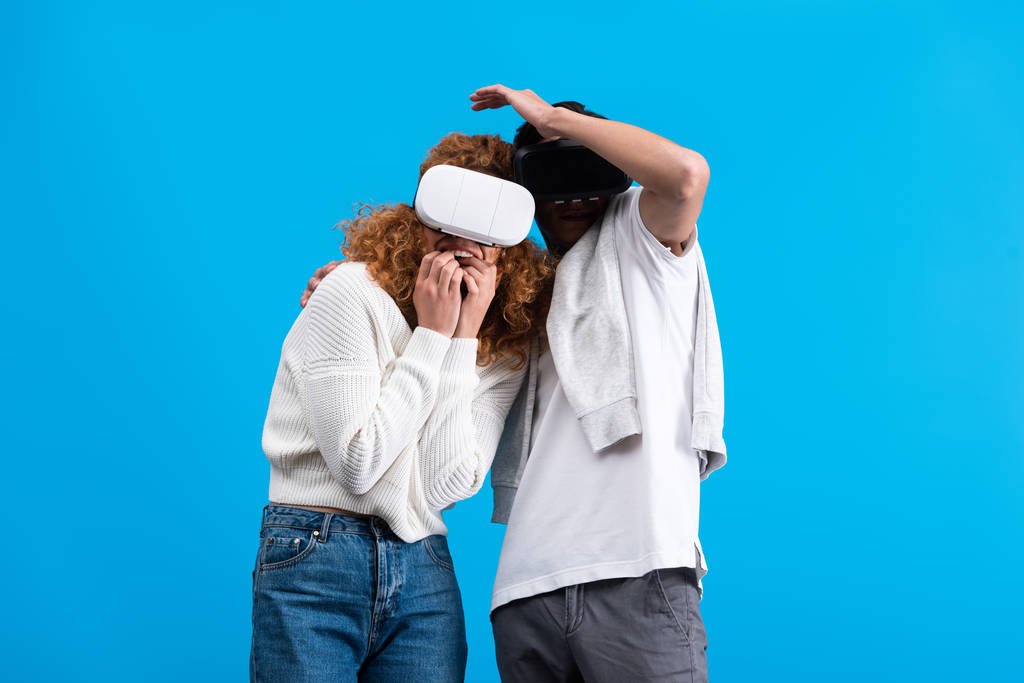 rémült pár használ virtuális valóság headset, elszigetelt kék - Fotó, kép