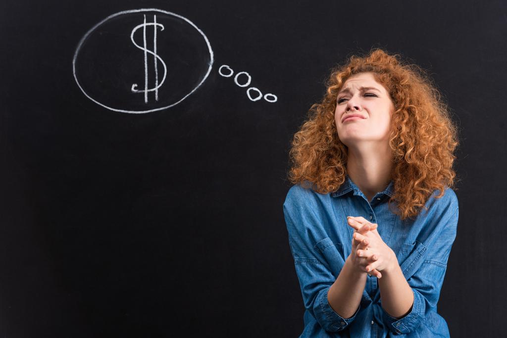 stresszes vörös hajú lány dollár jel gondolat buborék a táblán - Fotó, kép