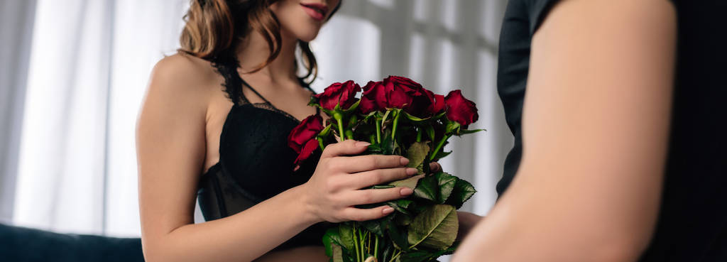 colpo panoramico di fidanzata in reggiseno nero contenente mazzo di rose in 14 febbraio
 - Foto, immagini