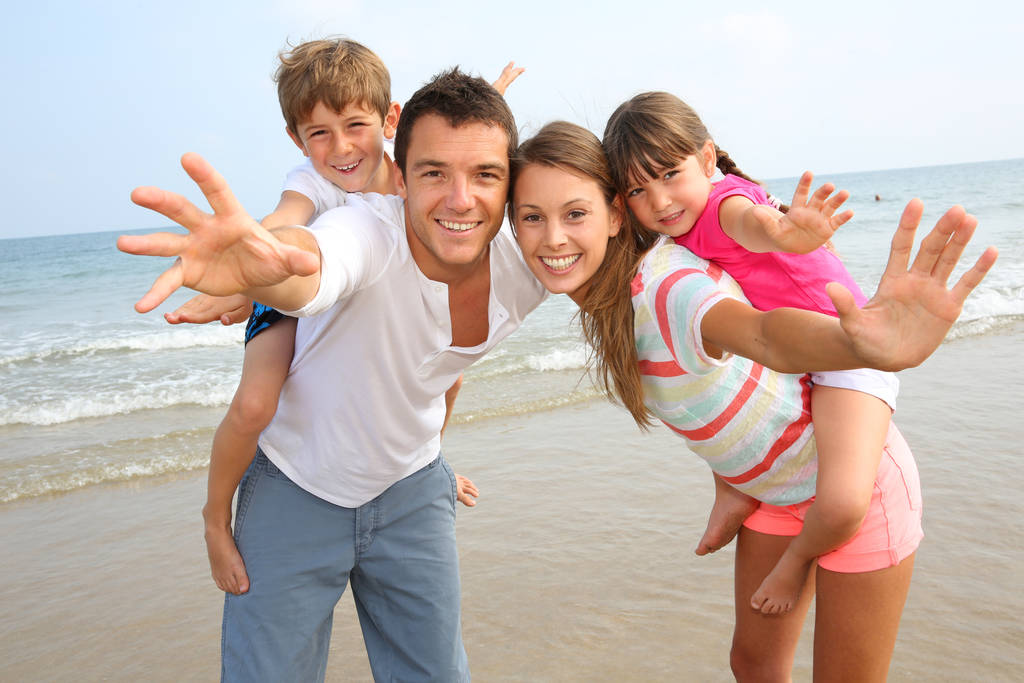 rodzice dając kurs dla dzieci na plaży - Zdjęcie, obraz