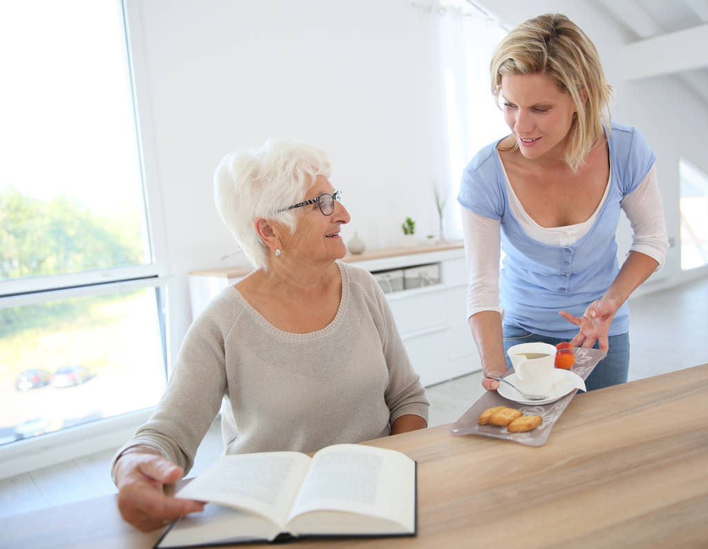 Domácí pomocník dávat čaj starší ženě - Fotografie, Obrázek