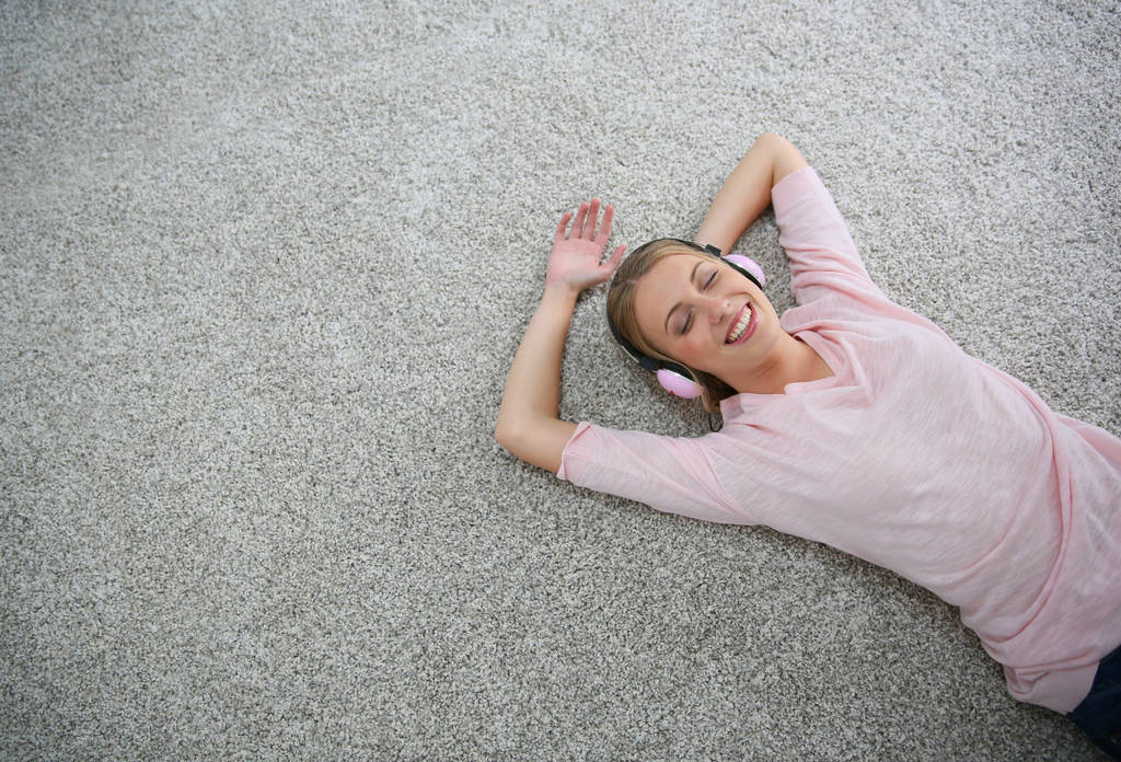 Menina loira relaxante no chão do tapete com fones de ouvido em
 - Foto, Imagem
