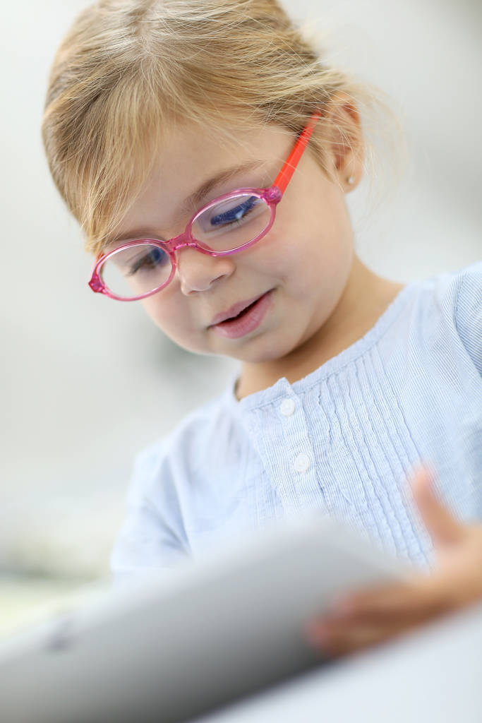 Roztomilé holčička hraje s digitálním tabletem - Fotografie, Obrázek