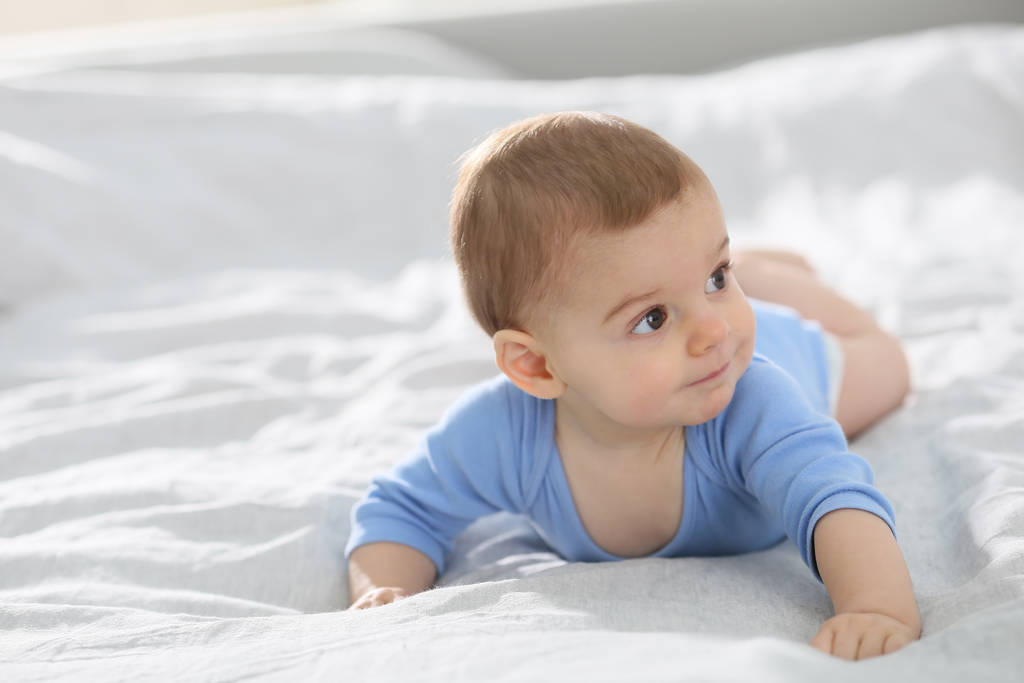 Niño de 8 meses acostado en la cama
 - Foto, imagen