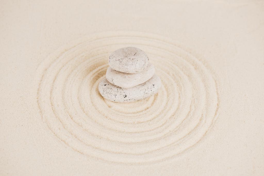 Stos kamieni zen na powierzchni piasku z okręgami - Zdjęcie, obraz
