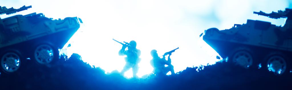 Σκηνή μάχης με πολεμιστές παιχνίδι και δεξαμενές με φωτισμό σε μπλε φόντο, πανοραμική λήψη - Φωτογραφία, εικόνα