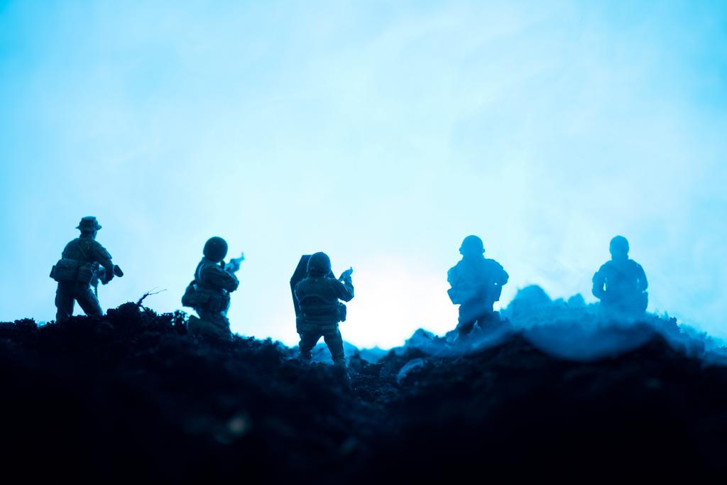 Παιχνίδι στρατιώτες με όπλο και καπνό σε μπλε φόντο, σκηνή μάχης - Φωτογραφία, εικόνα
