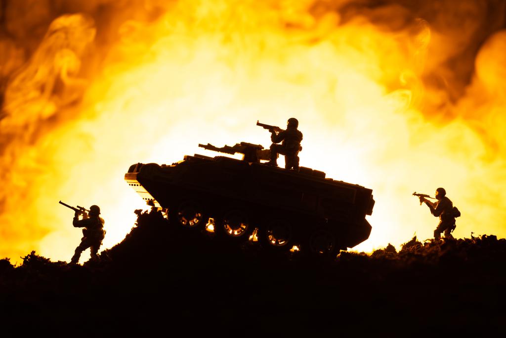 Kampfszene von Spielzeugpanzer und Soldaten mit Feuer im Hintergrund - Foto, Bild