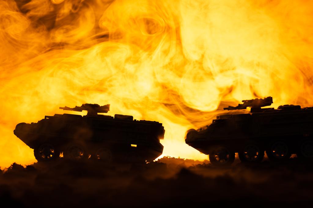Scena bitwy ze zbiornikami zabawek i pożarem na tle - Zdjęcie, obraz