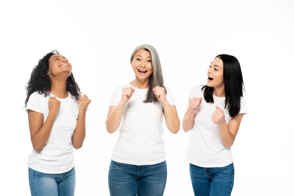 ενθουσιασμένες πολυπολιτισμικές γυναίκες γιορτάζουν απομονωμένες σε λευκό  - Φωτογραφία, εικόνα