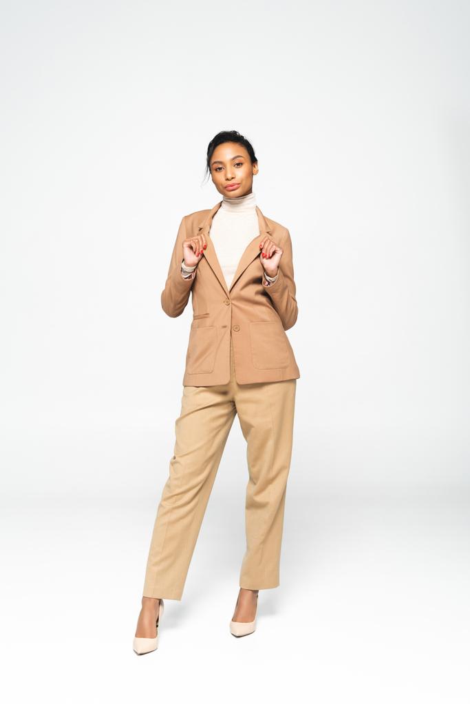 atractiva mujer de negocios afroamericana posando en blanco
  - Foto, Imagen