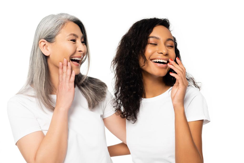 iloinen afrikkalainen amerikkalainen ja aasialainen naiset nauravat eristetty valkoinen
  - Valokuva, kuva