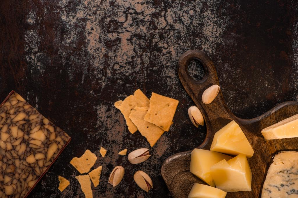 ylhäältä näkymä juustolautanen pistaasipähkinöitä ja keksejä sään pinnalla
 - Valokuva, kuva