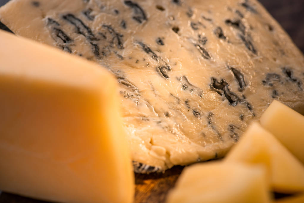 vista de cerca de Grana Padano y queso Dorblu
 - Foto, imagen