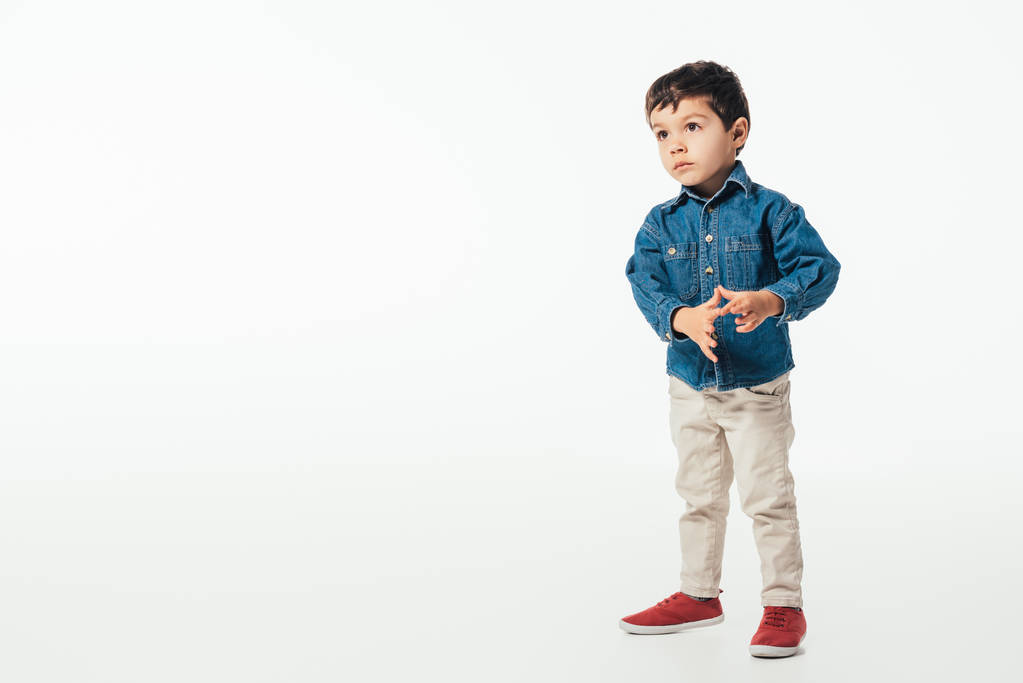 roztomilý chlapec v džínové košili dívá pryč na bílém pozadí  - Fotografie, Obrázek