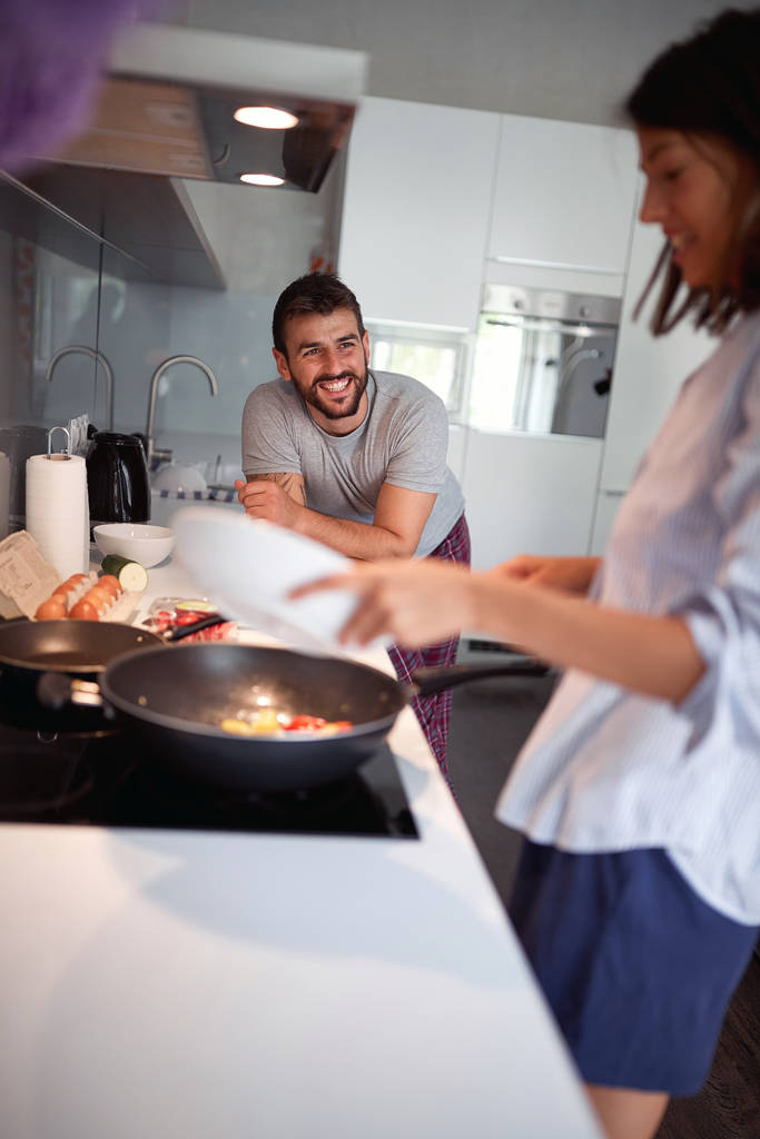 Homem e mulher juntos preparam café da manhã em casa
. - Foto, Imagem