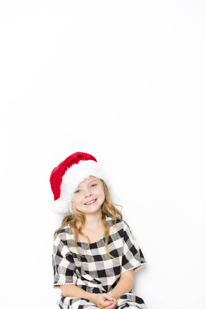 šťastný vánoční dívka v Santa klobouk na bílém pozadí - Fotografie, Obrázek