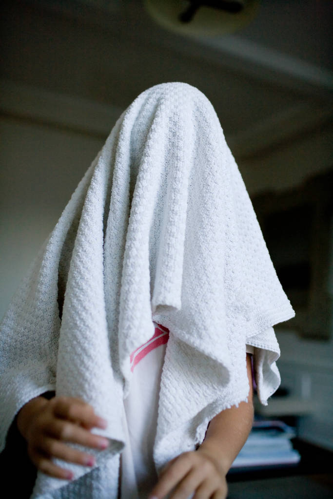 Κορίτσι με κουβέρτα καλύπτει το κεφάλι - Φωτογραφία, εικόνα