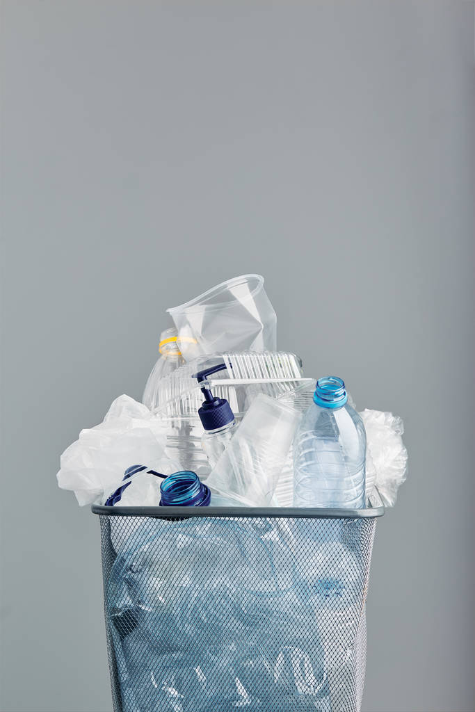 Egy halom műanyag palackok, poharak, zacskók gyűjtött újrahasznosítás egy  - Fotó, kép