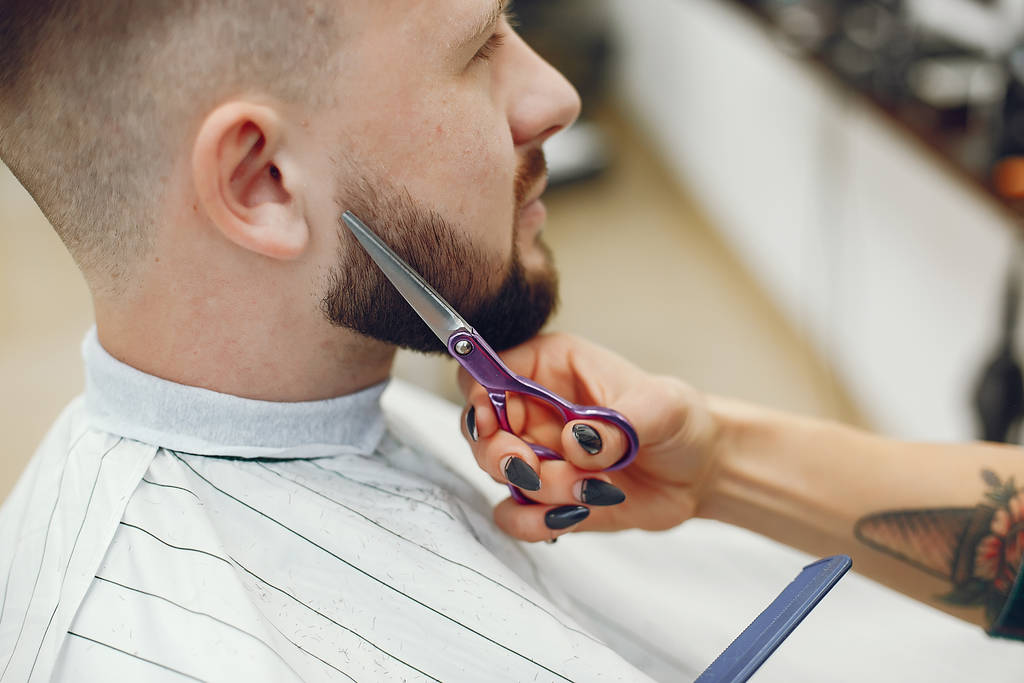 Homem elegante sentado em uma barbearia
 - Foto, Imagem