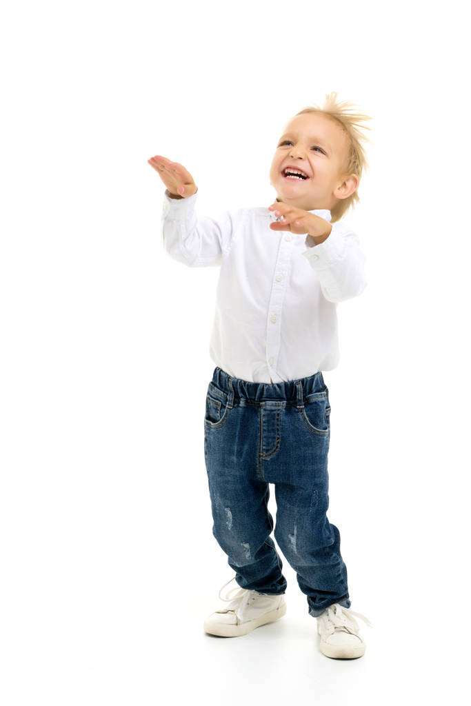 Маленький мальчик прыжки. Концепция счастливого детства, спорта и
 - Фото, изображение