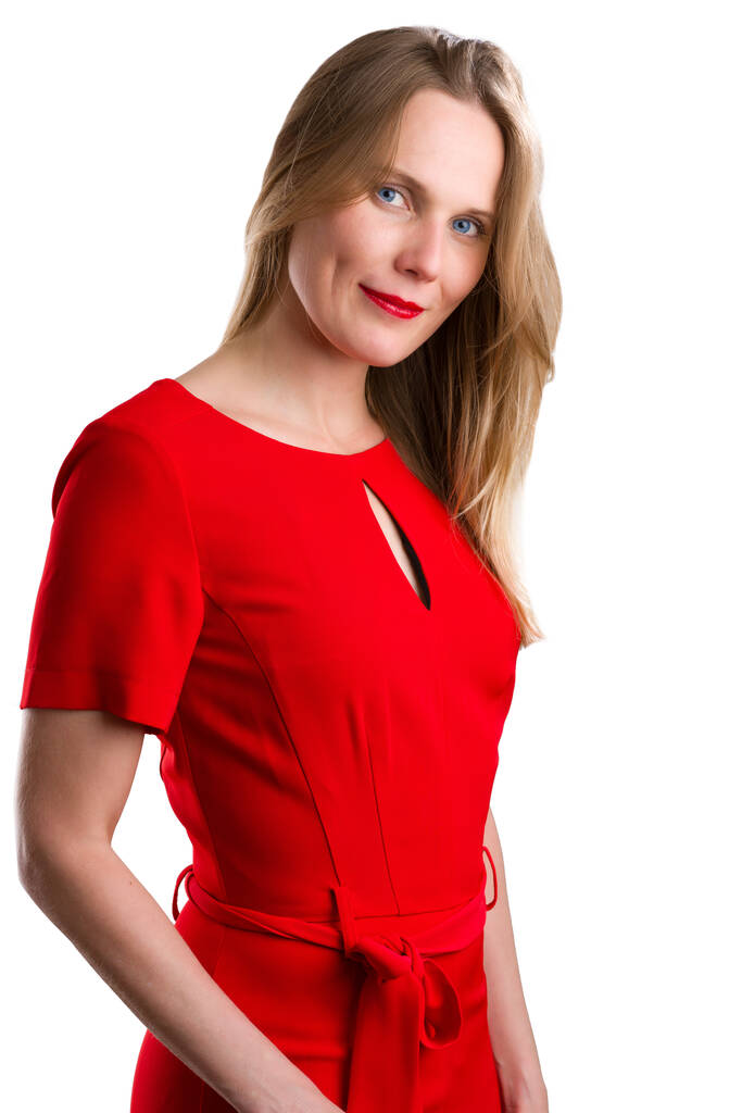 Portrait d'une femme blonde aux cheveux longs en élégante robe d'été rouge, isolée sur blanc
 - Photo, image