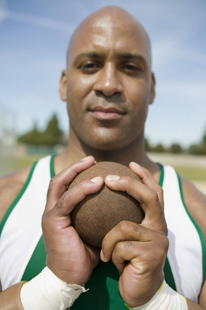 Afroamerikanische Leichtathletin hält Kugelstoßen - Foto, Bild