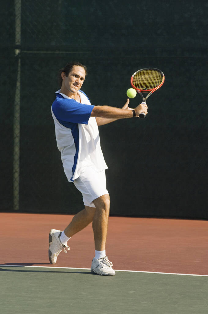 Pełna długość średniego dorosłego mężczyzny grającego w tenisa - Zdjęcie, obraz