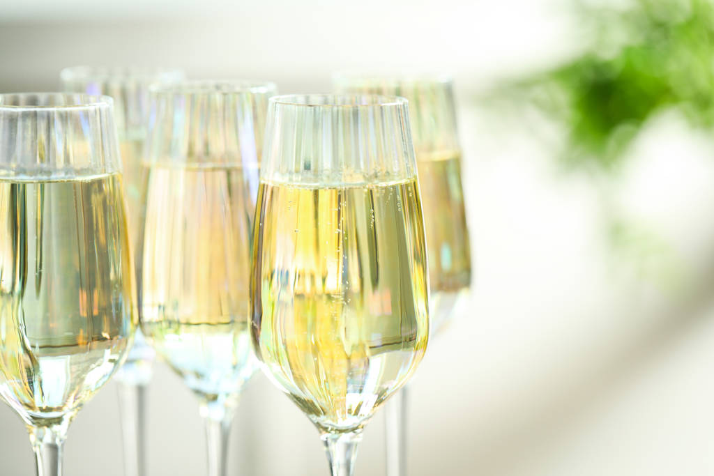 Bicchieri di champagne su sfondo sfocato, vista da vicino
 - Foto, immagini