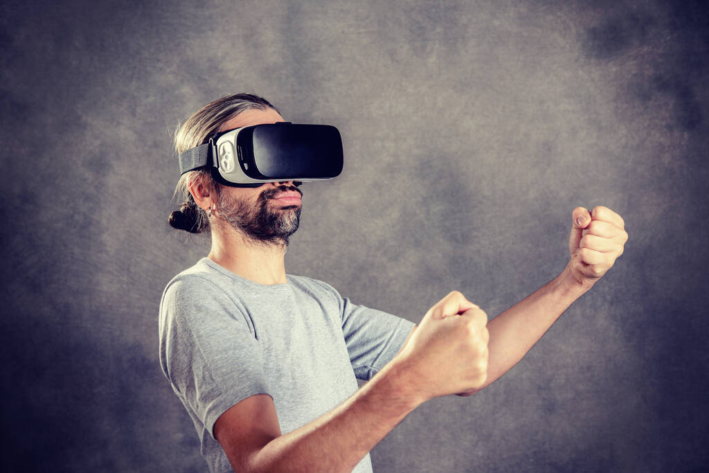 jongeman veel plezier met virtual reality bril - Foto, afbeelding