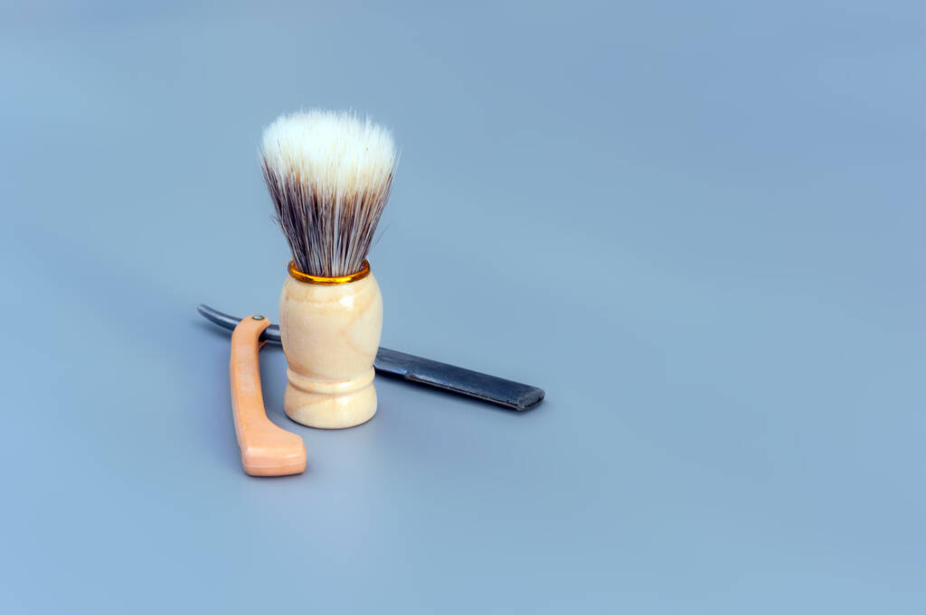 Herramientas de afeitar tejidas delante de un fondo gris - Foto, imagen