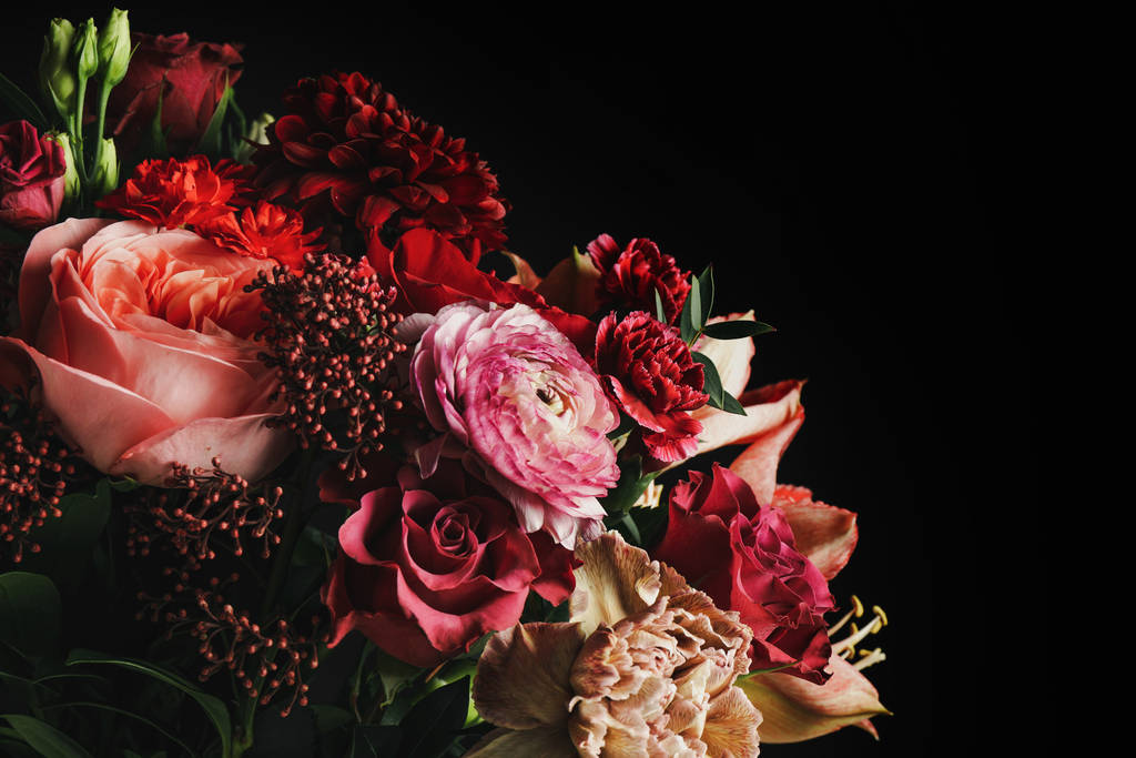 Krásná kytice různých květin na černém pozadí. Design květinové karty s tmavým retro efektem - Fotografie, Obrázek