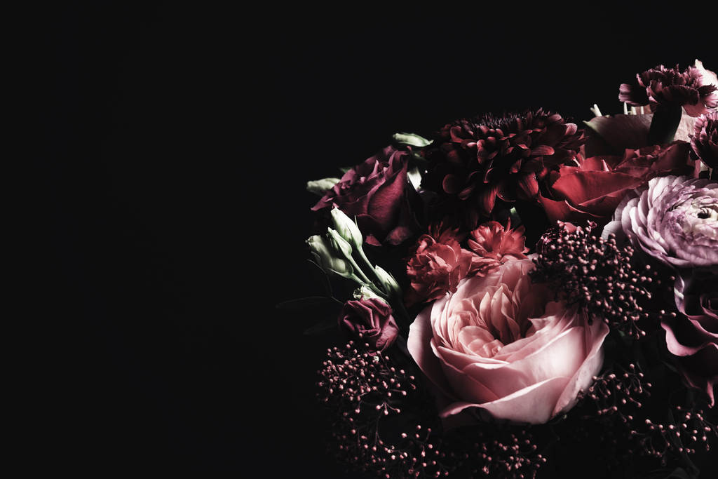 Bellissimo bouquet di fiori diversi su sfondo nero, spazio per il testo. Design floreale con effetto vintage scuro
 - Foto, immagini