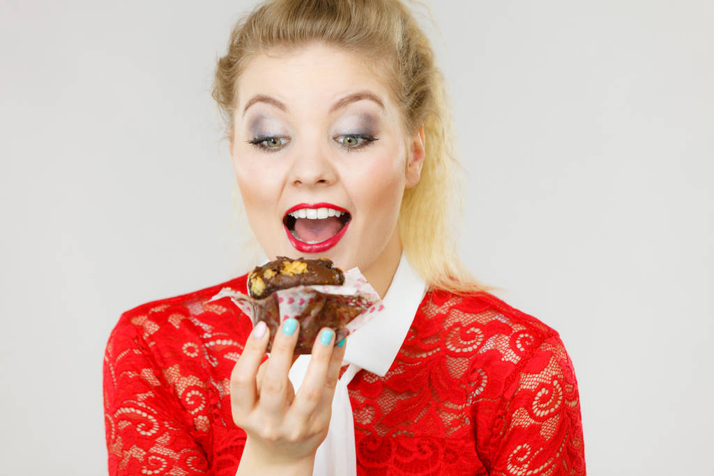 attrayant femme tient gâteau dans la main
 - Photo, image