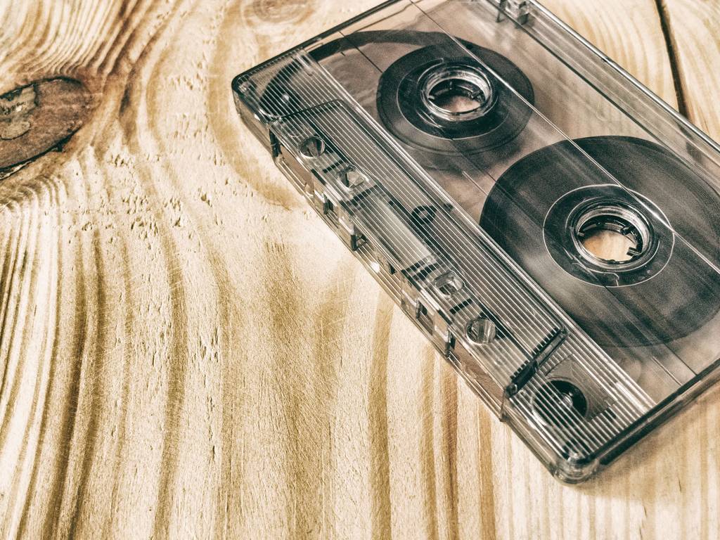 vintage old film music cassete em um fundo de madeira, fundo da música, amantes da música, close, macro
 - Foto, Imagem