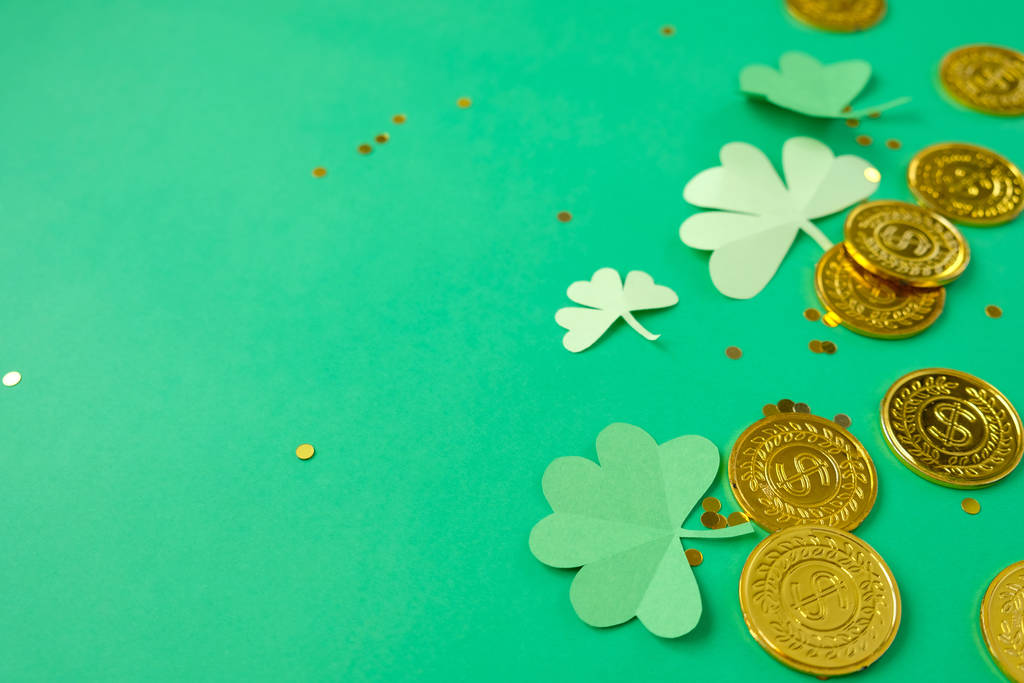 St. Patrick 's day, klaver en gouden munten op een groene achtergrond - Foto, afbeelding