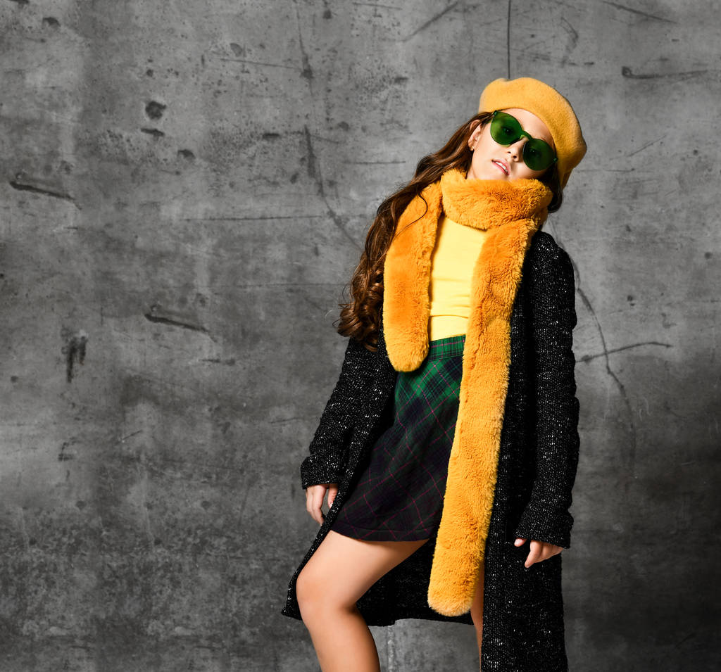 Młoda dziewczyna model w stylowej odzieży casual, jasne żółte akcesoria i zielone okulary stojące i pozowanie - Zdjęcie, obraz
