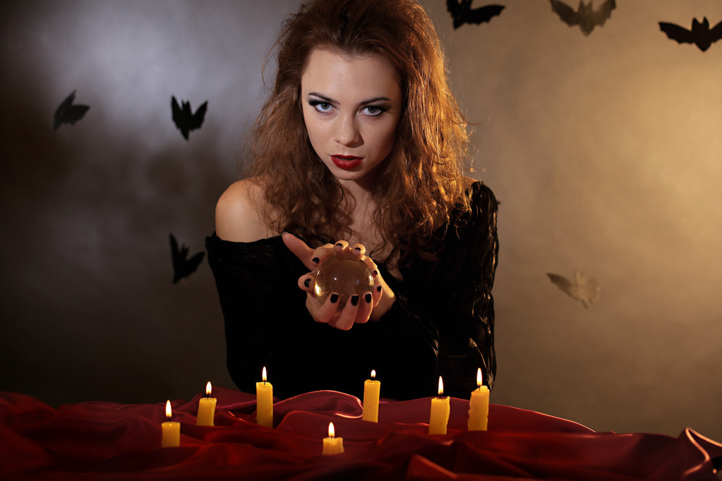 Bruxa de Halloween no fundo escuro
 - Foto, Imagem