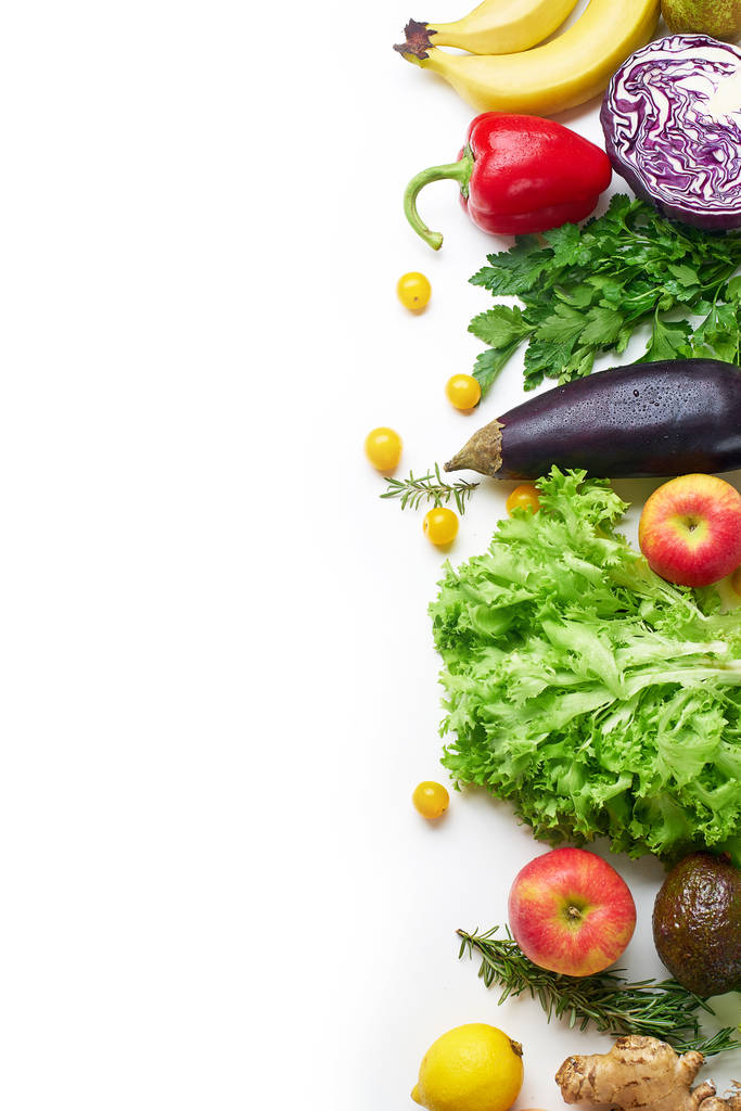 verduras orgánicas crudas sanas con hierbas y brotes con frutas en la mesa de madera blanca. Jardín fresco concepto de comida vegetariana
  - Foto, Imagen