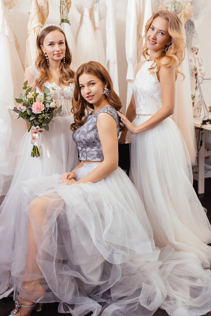 boa aparência três mulheres juntas em vestidos de noiva
 - Foto, Imagem