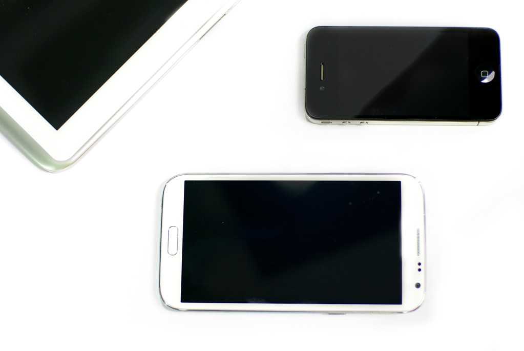 Tabletti ja kaksi älypuhelinta
 - Valokuva, kuva