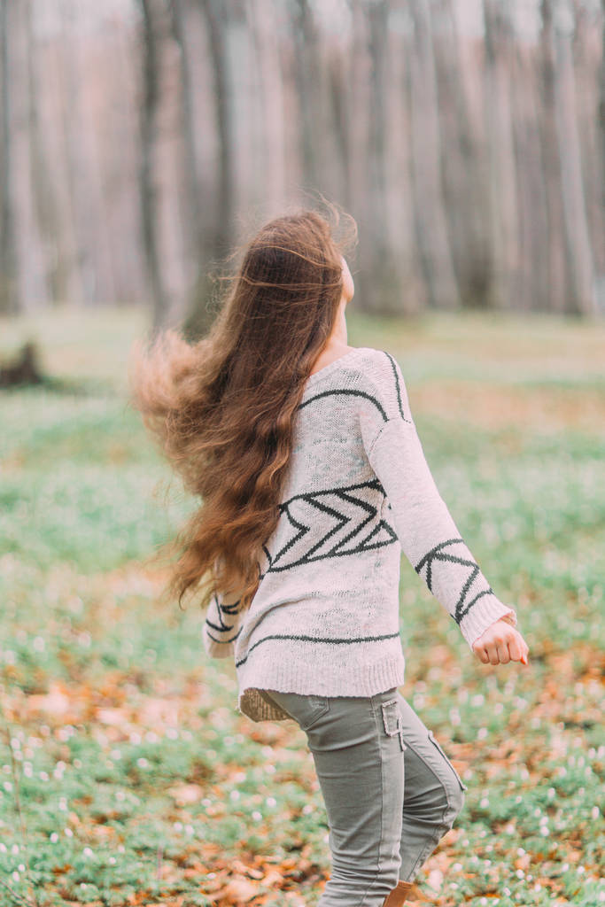 gyönyörű nő pulóverben fut, és séta a zöld erdőben reggel - Fotó, kép
