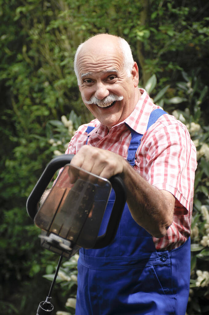 Senior man with a shovel in his hand - Foto, imagen