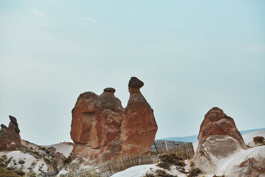 Widok na Cappadocia wulkanicznych kanyon jaskini domy w Turcji - Zdjęcie, obraz