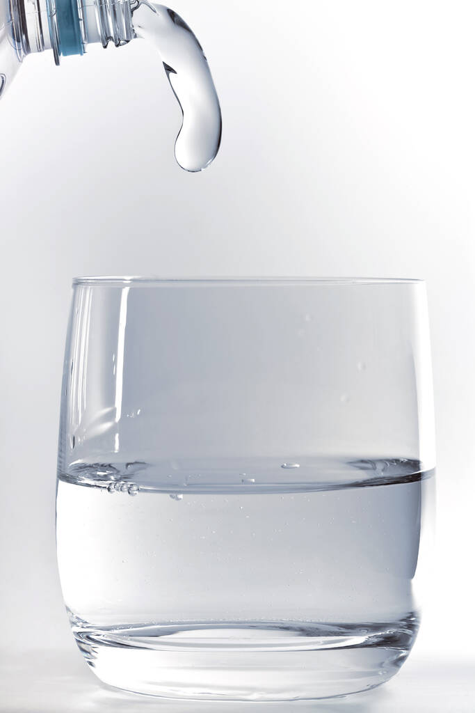 vidro de água sobre fundo branco - Foto, Imagem