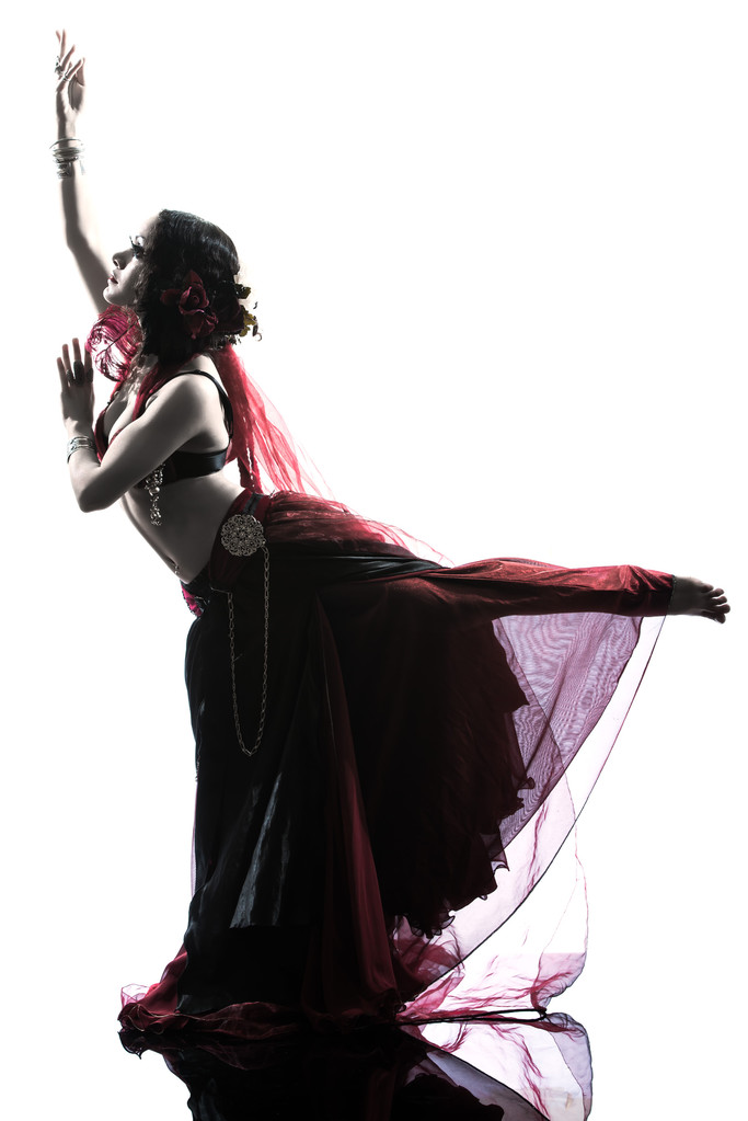 アラビア語の女性の腹ダンサーの踊り - 写真・画像